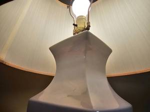 lot 82 image: Shell White Contemporary Table Lamp