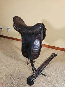 lot 33 image: Vintage Horseback Riding Dressage English Saddle
