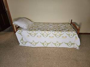 lot 122 image: Early American Twin Bedframe