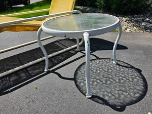 lot 126 image: Vintage Samsonite Lounge & Complementing Table