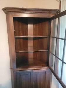 lot 45 image: Gabberts Rich Mahogany Corner Display Cabinet Hutch