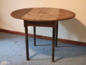 lot 49 image: Brilliant Antique Drop Leaf Round Table with Twisted Carved Legs