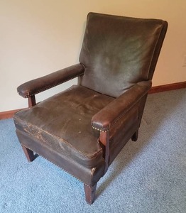 lot 47 image: Sophisticated Vintage Tacked Leather Club Chair Armchair