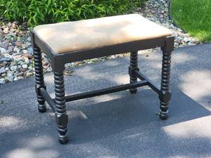 lot 223 image: Elegant Vintage Piano Bench with Handcarved Twisted Legs