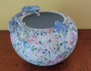 lot 12 image: Chinese Applied Dragon and Sparrow Rose Bowl Vase