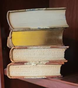 lot 38 image: Collection of 4 Leather Spine Books  Byron  Tennyson  Stevenson