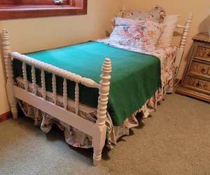 lot 92 image: Vintage Cottage White Painted Jenny Lind Twin Bed Set