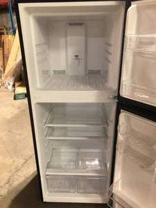 Magic Chef 10.1 cu. ft. Top Freezer Refrigerator in Black    Customer Returns See Pictures