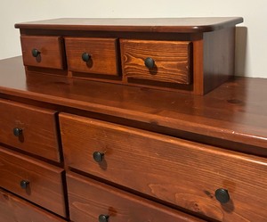 lot 21 image: Vintage Dresser with Removable Dresser Box