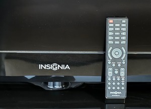lot 117 image: Insignia 55 TV