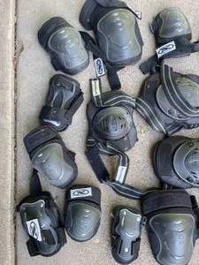 lot 141 image: Large Lot of Assorted Rollerblade Brand Knee  Ankle Pads