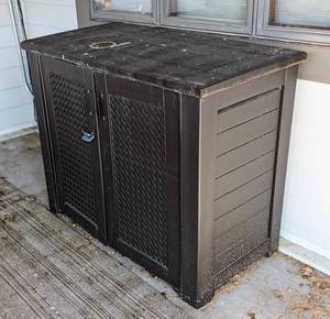 lot 191 image: Outdoor Plastic Storage Container