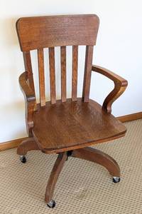 lot 103 image: Vintage Oak Office Chair