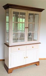 lot 17 image: Modern White Wood Display Cabinet
