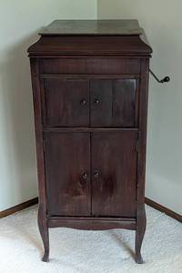 lot 36 image: Antique Colombia Grafonola Phonograph Player