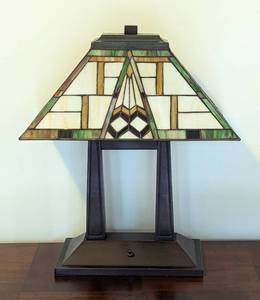 lot 10 image: Mission Style Stained Glass Table Lamp