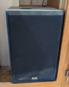 lot 45 image: Pair of KLH 900B Speakers