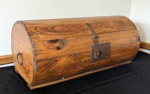 lot 95 image: Small Vintage Wood Chest