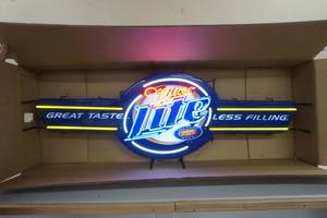 lot 27 image: Miller Lite Neon Beer Sign 61 x 21