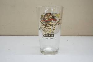 lot 76 image: Leinenkugels Bach Beer 16 oz Beer Glasses