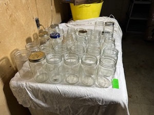 lot 122 image: Kerr Canning Jars 15 Wide Mouth 32 oz, 12 Regular Mouth 32 oz, 5 smaller jars
