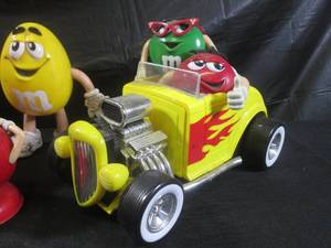 lot 404 image: (EW3) M&ampM Dispensers and Figures