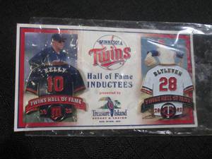 lot 54 image: (CNTR) Minnesota Twins 2002 Hall of Fame Inductees Pins - Bert Blyleven and Tom Kelly