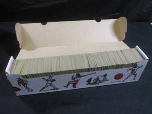 lot 79 image: (EW3) Box 1990 Topps Baseball Cards...