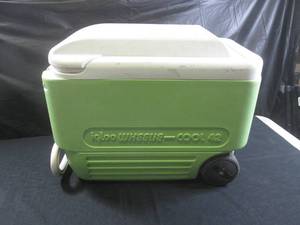 lot 105 image: (EW3) Green Igloo Wheelie Cool 42 Cooler with Handles and Wheels