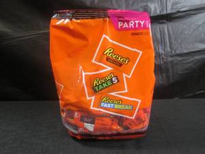lot 125 image: (B-2) Party Pack Size Bag of Snack Size Assorted Reeses Candy 32.06oz Past Date