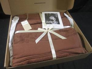 lot 197 image: (EW3) CuddlePlushy Bath Towels Set - New In Box