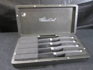 lot 220 image: (CSB) The Pampered Chef 4pc Steak Knife Set in Case