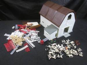 lot 264 image: (EW5) Barn Play Set with Cows Horses Goats Farmer Figures and Fencing Etc