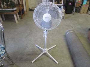 lot 265 image: (BR1) Comfort Zone 16 Oscillating 3-Speed Pedestal Fan - Works