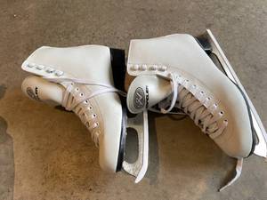 lot 84 image: Womens Helsper Size Eight Ice Skates