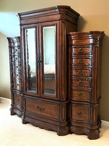 lot 6 image: Pulaski La Habana Gentlemans Chest  Casa Christina Collection Gentlemans chest