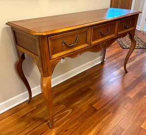 lot 29 image: Lexington Furniture Lynn Hollyn At Home Collection Console Table
