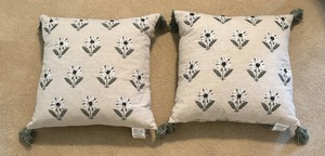lot 72 image: Four Decorative Accent Pillows