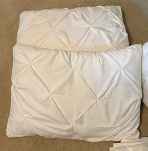 lot 73 image: Bedsure White Tufted Bedding