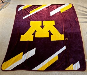 lot 104 image: University of Minnesota Plush Blanket and Two Hats