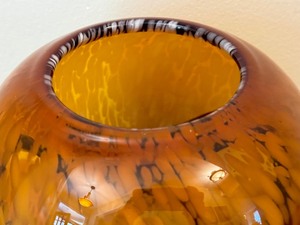 lot 91 image: Decorative Art Glass Style Round Vase