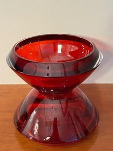 lot 94 image: Pair of Ruby Red Decorative Glass Bowls