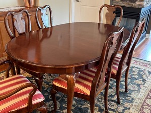 lot 8 image: Beautiful Thomasville Dining Room Table and Chairs Set