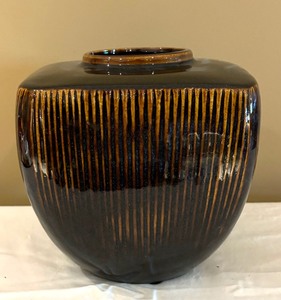 lot 146 image: Stunning Square Vase