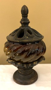 lot 47 image: Elegant Decor