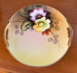 lot 194 image: Vintage Hand Painted Plate and Variety of Bowls