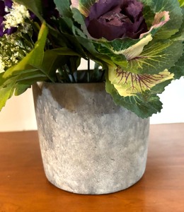 lot 200 image: Petite and Pretty Floral Arrangement
