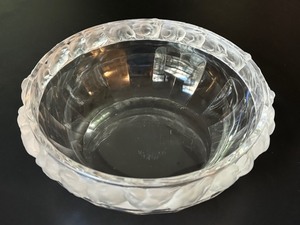 lot 4 image: Lalique Crystal Mesanges Bird Bowl