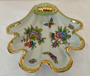 lot 37 image: Vintage Herend Queen Victoria Shell Shaped Dish