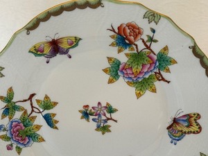 lot 17 image: Vintage Herend Hand Painted Queen Victoria Dinner Plate